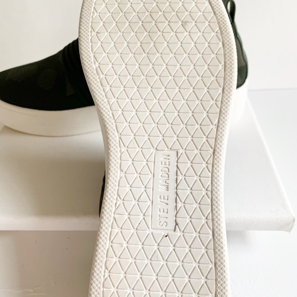 New with tags Steve Madden camouflage Slip on flatforms size 6 - Picture 3 of 7